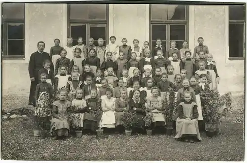 Zwei alte Klassenphotos von Mädchenklassen