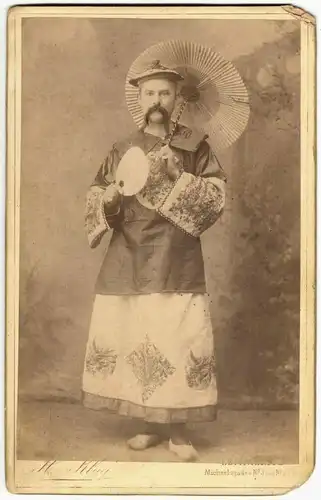 Altes Photo eines Mannes in typisch chinesischer Kleidung, Leitmeritz, Böhmen