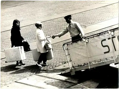 Original-Photographie von Gert Mähler „Es geht an Bord! (Hoeck van Holland)“