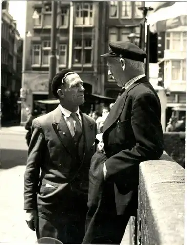 Original-Photographie von Gert Mähler „Kleiner Plausch in Amsterdam“