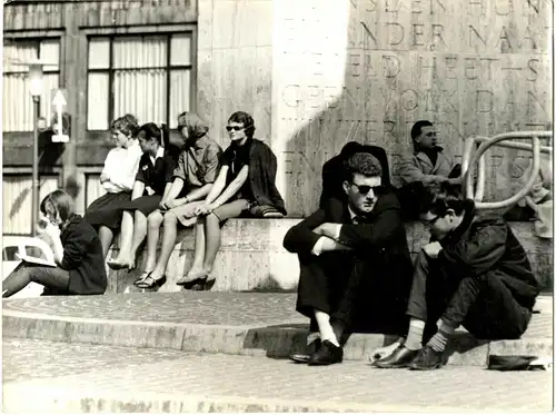 Original-Photographie von Gert Mähler „Studenten (vor dem Nationaldenkmal ...)