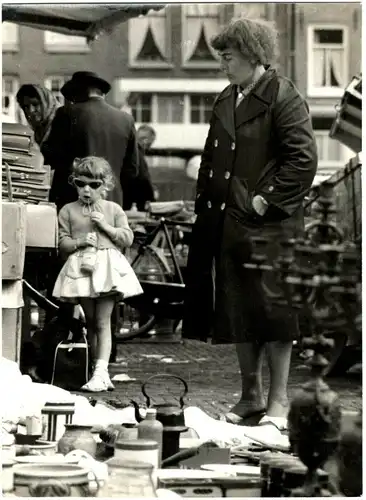 Original-Photographie von Gert Mähler „Am Waterlooplein (Amsterdamer Flohmarkt)“