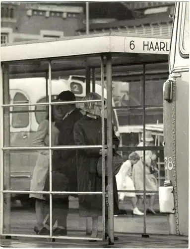 Original-Photographie von Gert Mähler „An der Bus-Haltestelle“