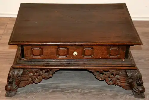 Möbel,kleiner Beistelltisch,deutsch, Eiche,um 1900,leichte Beschädigungen