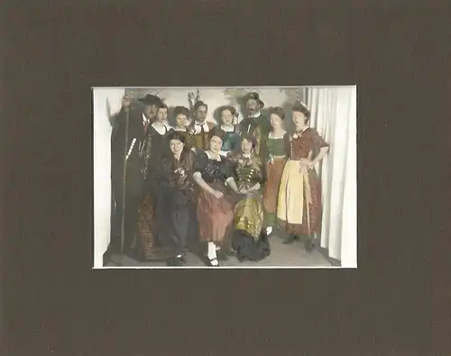 Antike Fotografie, koloriert, junge Leute in Tracht, um 1900