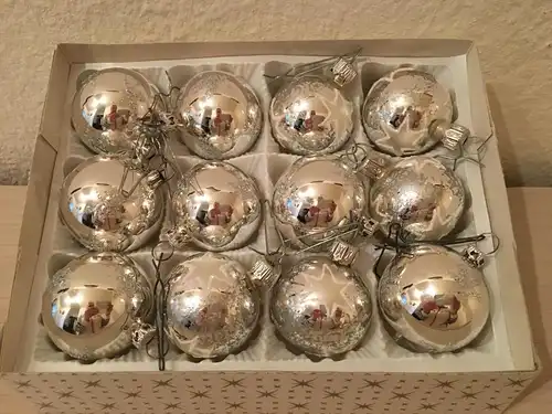 Baumschmuck, 12  Kugel aus Glas, mit verschiedenen Motiven,zum Aufhängen