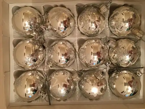Baumschmuck, 12  Kugel aus Glas, mit verschiedenen Motiven,zum Aufhängen
