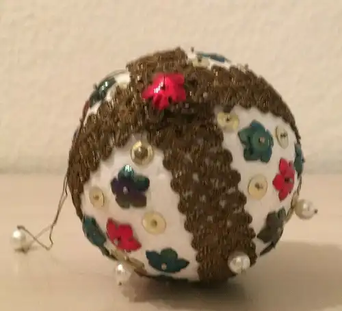 Weihnachtsschmuck, Weihnachtskugel, ummantelt mit Pailletten und Spitze,weiß