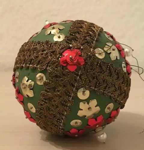 Weihnachtsschmuck, Weihnachtskugel, ummantelt mit Pailletten und Spitze,grün