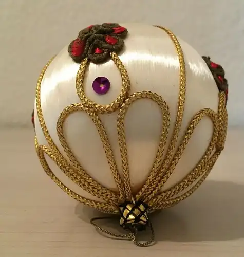 Weihnachtsschmuck, Weihnachtskugel, ummantelt mit Seide und Pailletten, beige