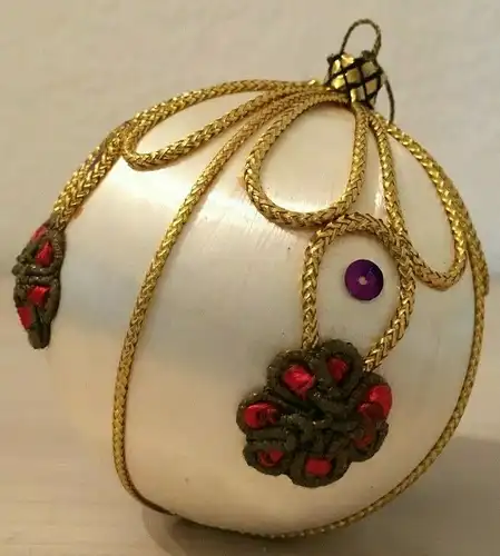 Weihnachtsschmuck, Weihnachtskugel, ummantelt mit Seide und Pailletten, beige