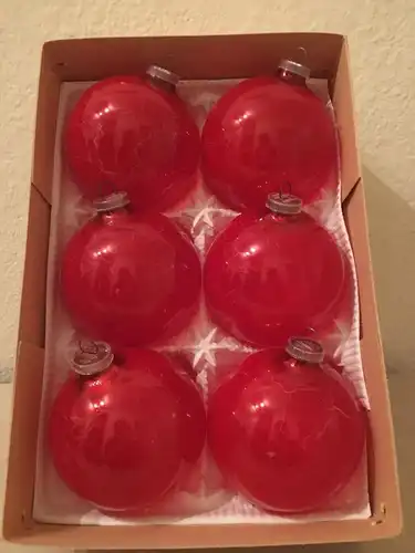 Weihnachtsschmuck, 6 rote Kugeln aus Kunststoff, mit weißen Motiven