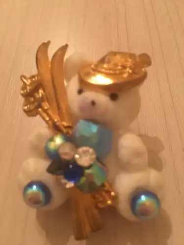 Weihnachtsschmuck, Bär als Anstecker, weiß,  mit Ski und Steinen beschmückt