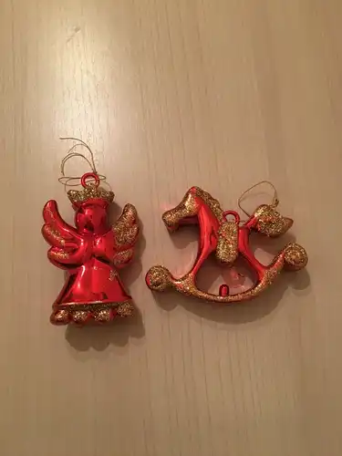 Weihnachtsschmuck,  Engel und Schaukelstuhl, aus  rotem Glas,