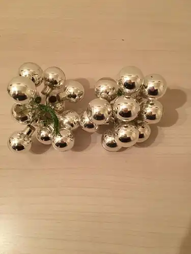 Weihnachtsschmuck, 24 silberne Kugeln, aus Glas
