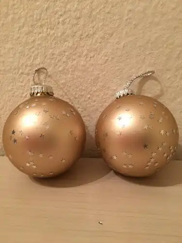 Weihnachtsschmuck, Zwei goldene Kugeln mit silbernen Sternchen