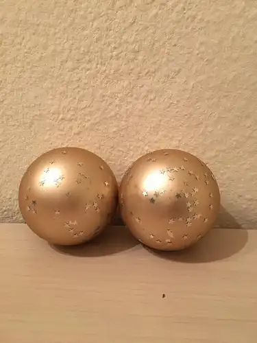 Weihnachtsschmuck, Zwei goldene Kugeln mit silbernen Sternchen
