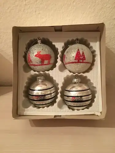 Weihnachtsschmuck, Vier Kugeln aus Glas, mit verschiedenen Motiven