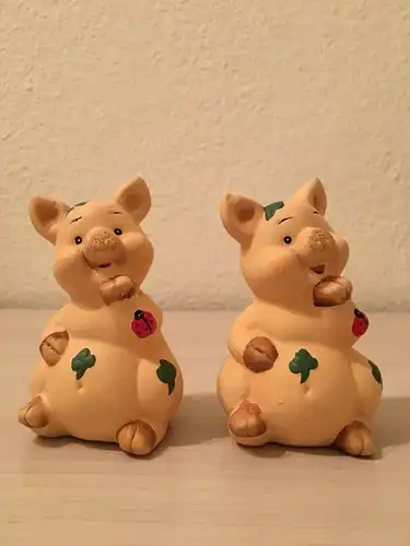 Weihnachtsschmuck, Zwei Glücksschweine, aus Keramik