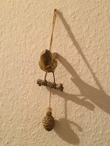 Weihnachtsschmuck,  Vogel auf Ast mit Tannenzapfen, aus Metall