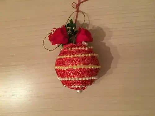 Weihnachtsschmuck,  Weihnachtskugel, beschmückt mit Perlen und Seidenrosen