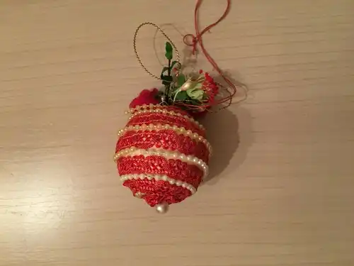 Weihnachtsschmuck,  Weihnachtskugel, beschmückt mit Perlen und Seidenrosen