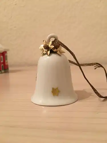 Weihnachtsglocke, aus Porzellan,  mit Blumen und Perlen beschmückt