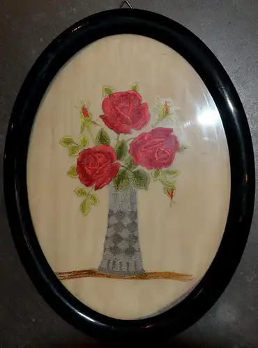 Stickerei,um 1930, Drei Rosen in einer Vase, Ovaler,schwarzer Rahmen,verglast