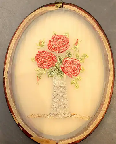 Stickerei,um 1930, Drei Rosen in einer Vase, Ovaler,schwarzer Rahmen,verglast