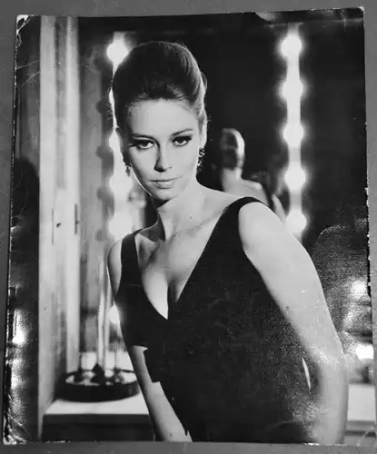 Fotografie,Mark Kaufman,Necklines make you nervous,Camera Press,London,ca 1970