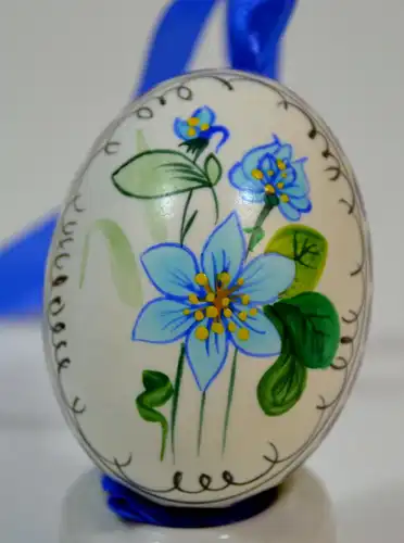 Osterei,Gänseei,handbemalt,blaue Blume,monogrammiert,K.R..Tschechien,wohl 1988