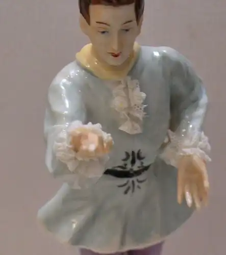 Porzellanfigur, junger Tänzer, ein Finger fehlt , für Restaurator