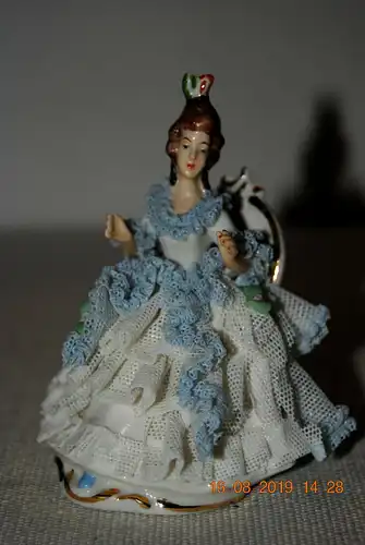 Porzellanfigur, Tänzerin im blau-weißem Kleid, beschädigt ,