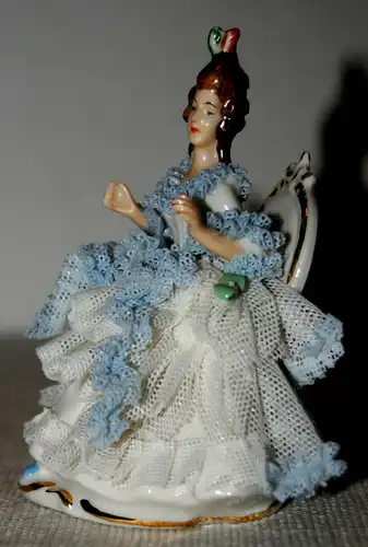 Porzellanfigur, Tänzerin im blau-weißem Kleid, beschädigt ,