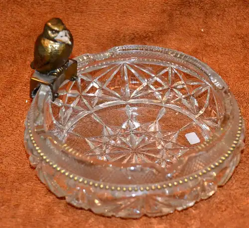 Aschenbecher,geschliffenes Glas mit Metallvogel auf dem Rand,ca.1930