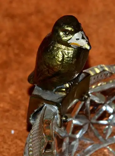 Aschenbecher,geschliffenes Glas mit Metallvogel auf dem Rand,ca.1930