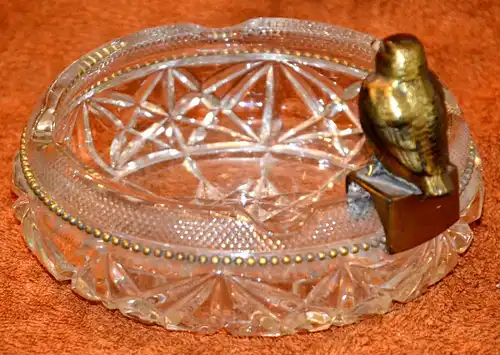 Aschenbecher,geschliffenes Glas mit Metallvogel auf dem Rand,ca.1930