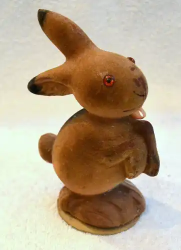 Osterhase,12 cm groß,Pappe,wohl um 1950, hartes Gußmaterial,sehr dekorativ