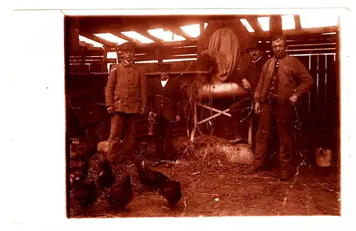 Fotografie, s/w,Landwirtschaft,Bauern im Stadel mit Hühnern,Oldenburg  1920