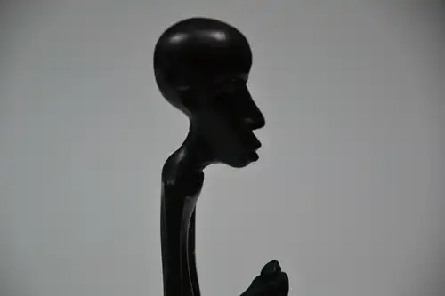 Afrikanische Skulptur,  Mann mit Flasche, Ebenholz, handgeschnitzt