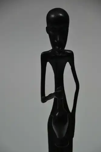 Afrikanische Skulptur,  Mann mit Flasche, Ebenholz, handgeschnitzt