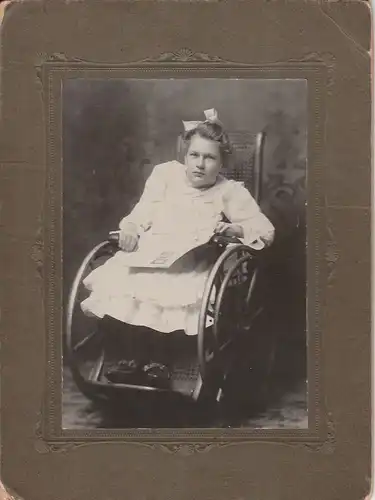 Fotografie, s/w, monochrom, Kind im Rollstuhl, etwa 1900,seltene Aufnahme