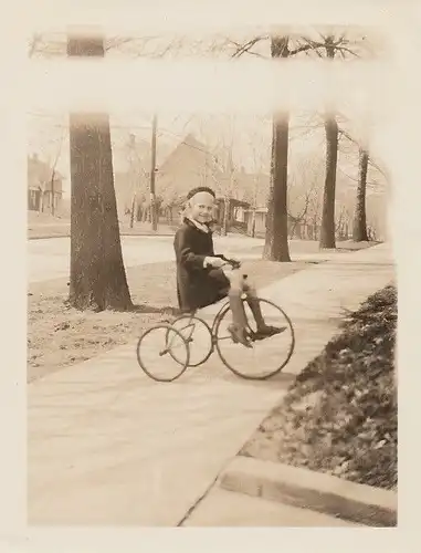 Fotografie, s/w, monochrom, Kind auf Dreirad,1937,Johnstown,Pa.