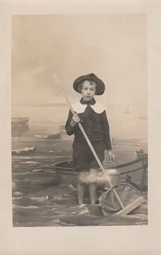 Ansichtskarte s/w,Kind am Meer mit Schiff und Netz,Arcachon,Fra. etwa 1900