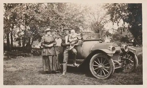 Fotografie, s/w, monochrom, Familie mit Auto,USA ? etwa 1930