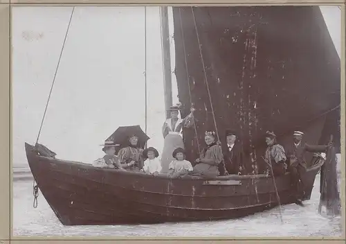 Fotografie, s/w, Bootsausflug mit Familie in Kulisse, etwa 1900