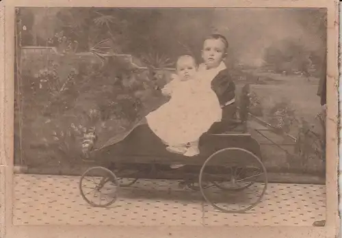Fotografie,kleine Kinder s/w, Tretmobil, etwa 1900
