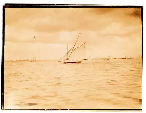 Fotografie, s/w, Segelyacht,Gaffeltakelung,hart am Wind, Kiel etwa 1900
