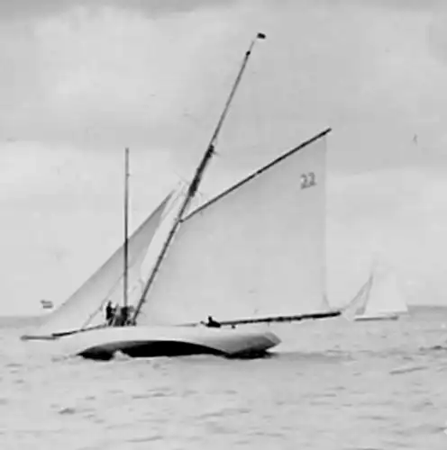 Fotografie, s/w, Segelyacht,Gaffeltakelung,hart am Wind, Kiel etwa 1900