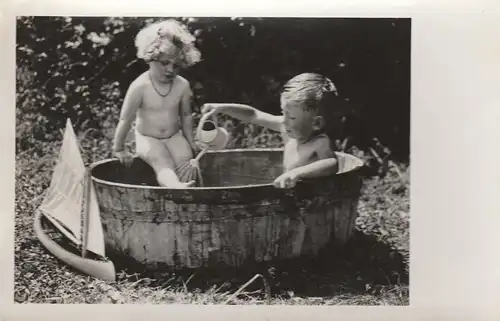 Fotografie/Ansichtskarte, s/w,, Kinder im Wäschezuber mit Spielzeug, etwa 1950